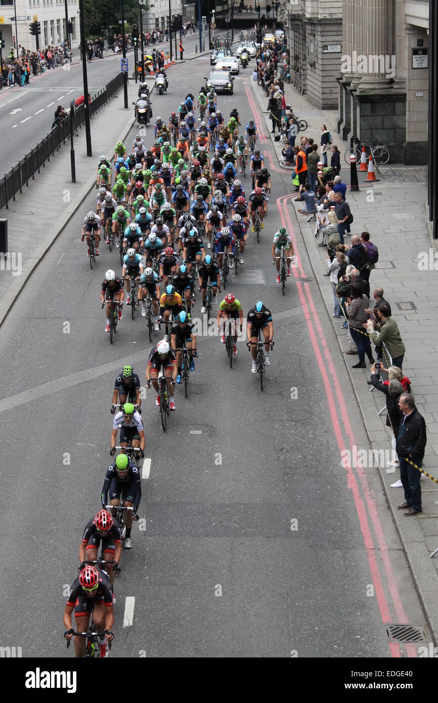 London, UK 22. September 2013: Radfahrer konkurrieren für die Tour von England als Zuschauer Uhr Canon Straße in der Stadt. Stockfoto