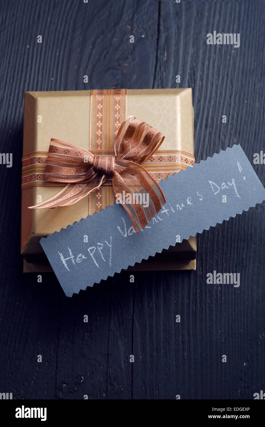 Valentinstag Geschenk und handgeschriebene Karte mit Text "Happy Valentinstag!" Stockfoto