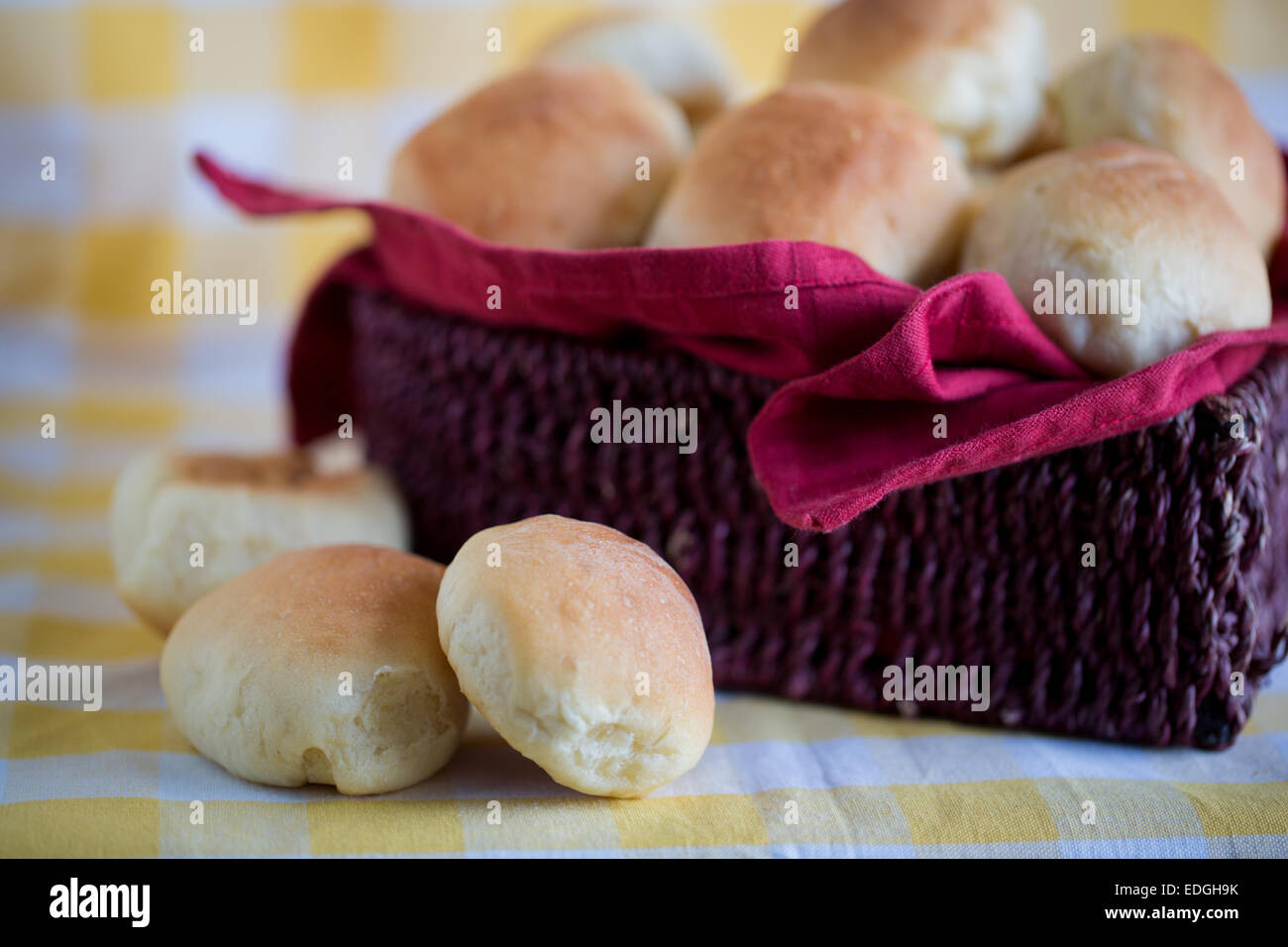 Kleine Brötchen oder Brot serviert in einem hölzernen Korb Stockfoto