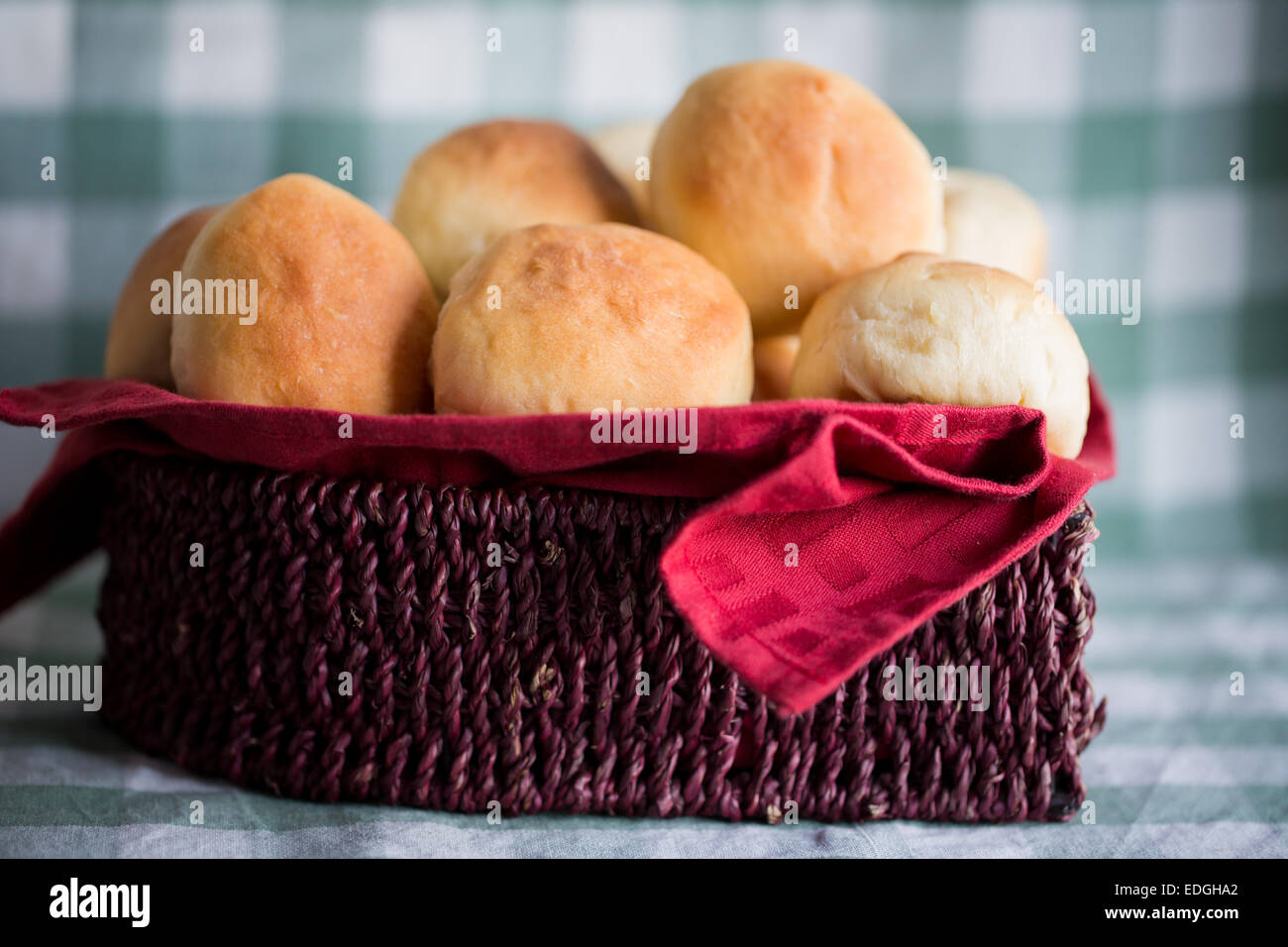 Kleine Brötchen oder Brot serviert in einem hölzernen Korb Stockfoto