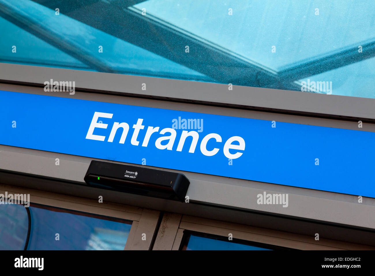 Ortseingangsschild Krankenhaus über eine Tür außerhalb einer British National Health Service NHS Hospital Stockfoto