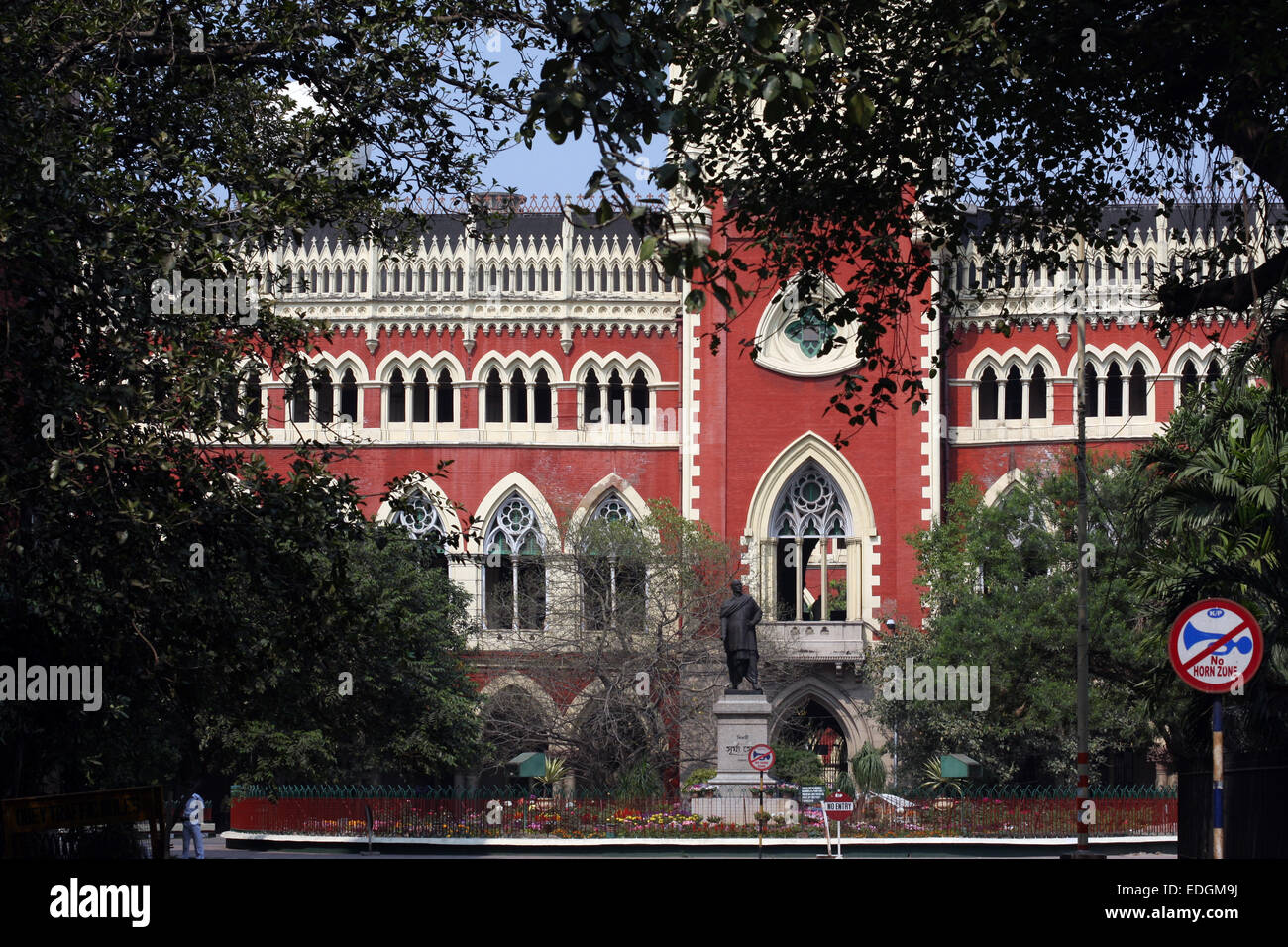 High Court Building, Kolkata (Kalkutta), Indien, mit Denkmal des Surya Sen Stockfoto