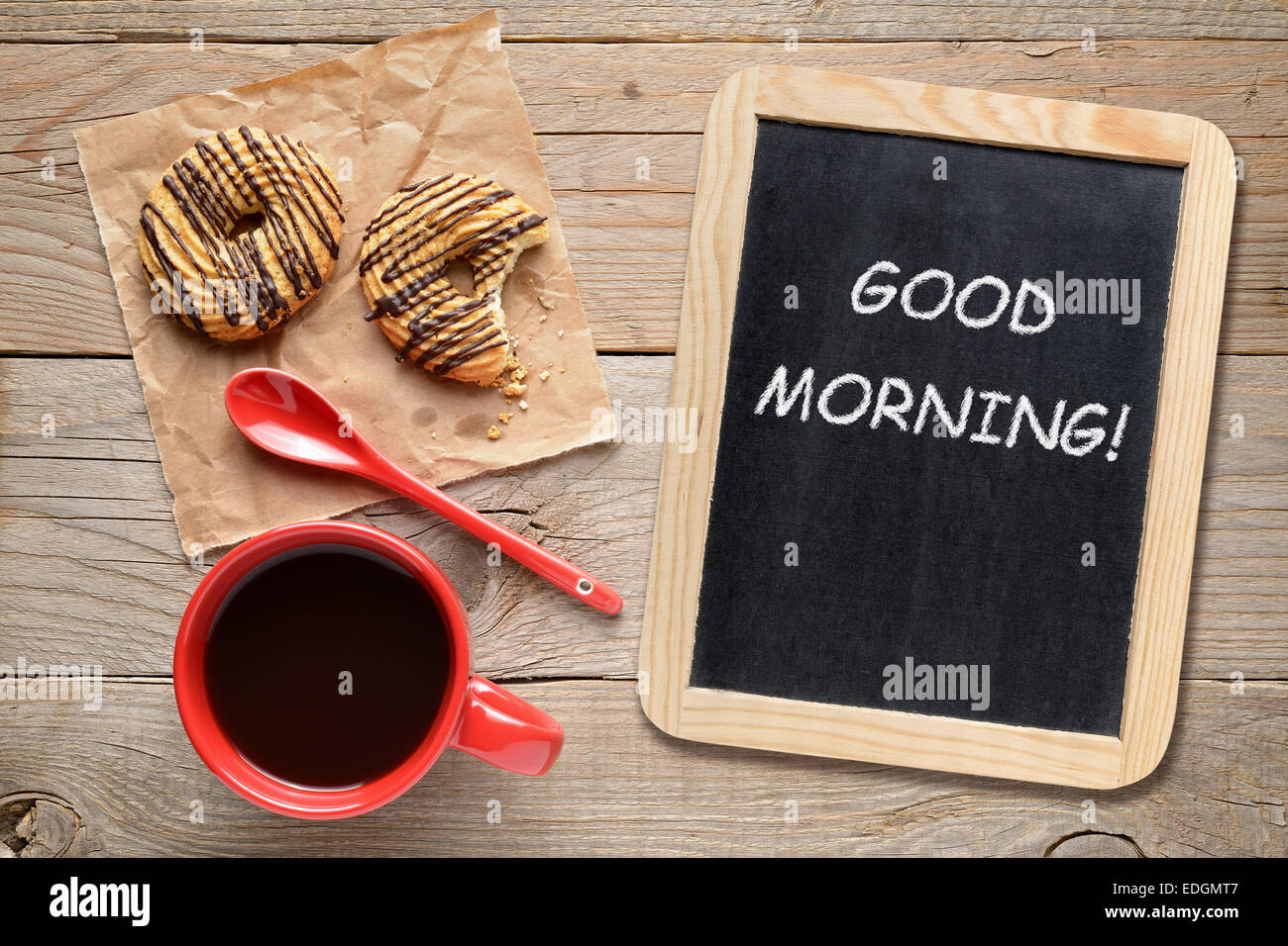 Tasse Kaffee, Kekse und kleine Tafel mit guten Morgen! Satz Stockfoto