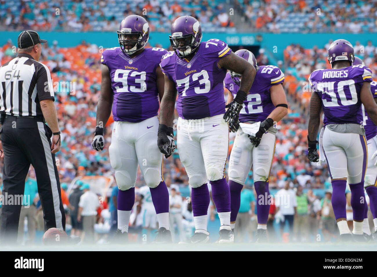 Miami Gardens, FL, USA. 21. Dezember 2014. Sharrif Floyd #73, Shamar Stephen #93 und Tschad Greenway #52 von Minnesota an der Line Of Scrimmage während der NFL Football-Spiel zwischen den Miami Dolphins und den Minnesota Vikings im Sun Life Stadium in Miami Gardens FL. Die Delphine besiegte die Wikinger 37-35. © Csm/Alamy Live-Nachrichten Stockfoto