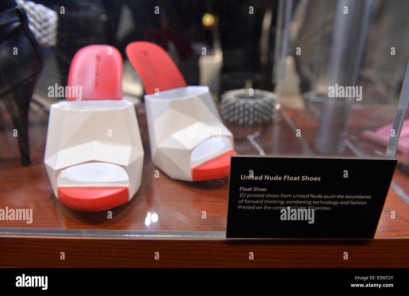 Las Vegas, USA. 6. Januar 2015. Die 3D gedruckte Schuhe sind bei der 2015 International Consumer Electronics Show (CES) in Las Vegas, Nevada, Vereinigte Staaten, auf 6. Januar 2015 gesehen. Bildnachweis: Yin Bogu/Xinhua/Alamy Live-Nachrichten Stockfoto