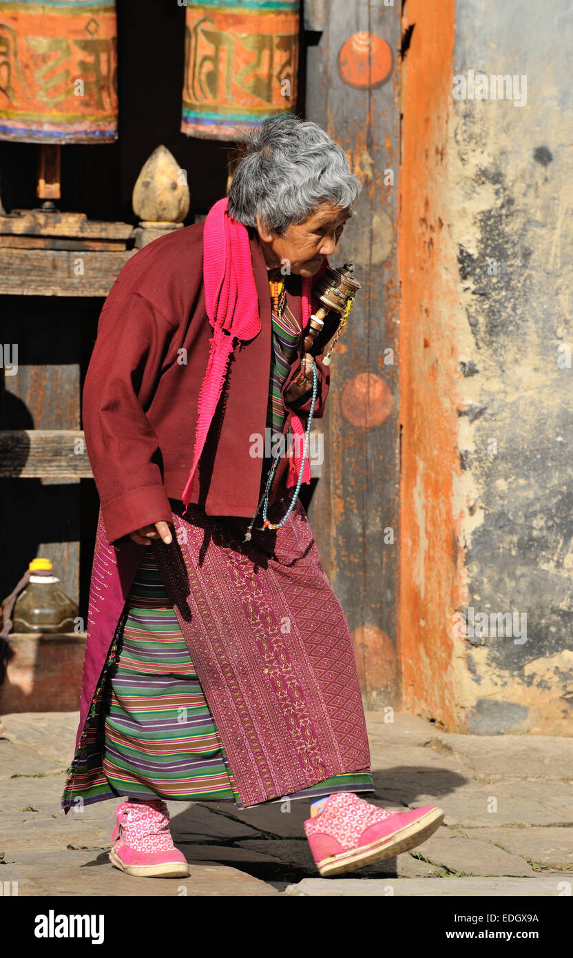 Frau trägt traditionelle Kleidung in Jampey Lhakhang Tempel, Jakar, Bumthang, Bhutan Stockfoto