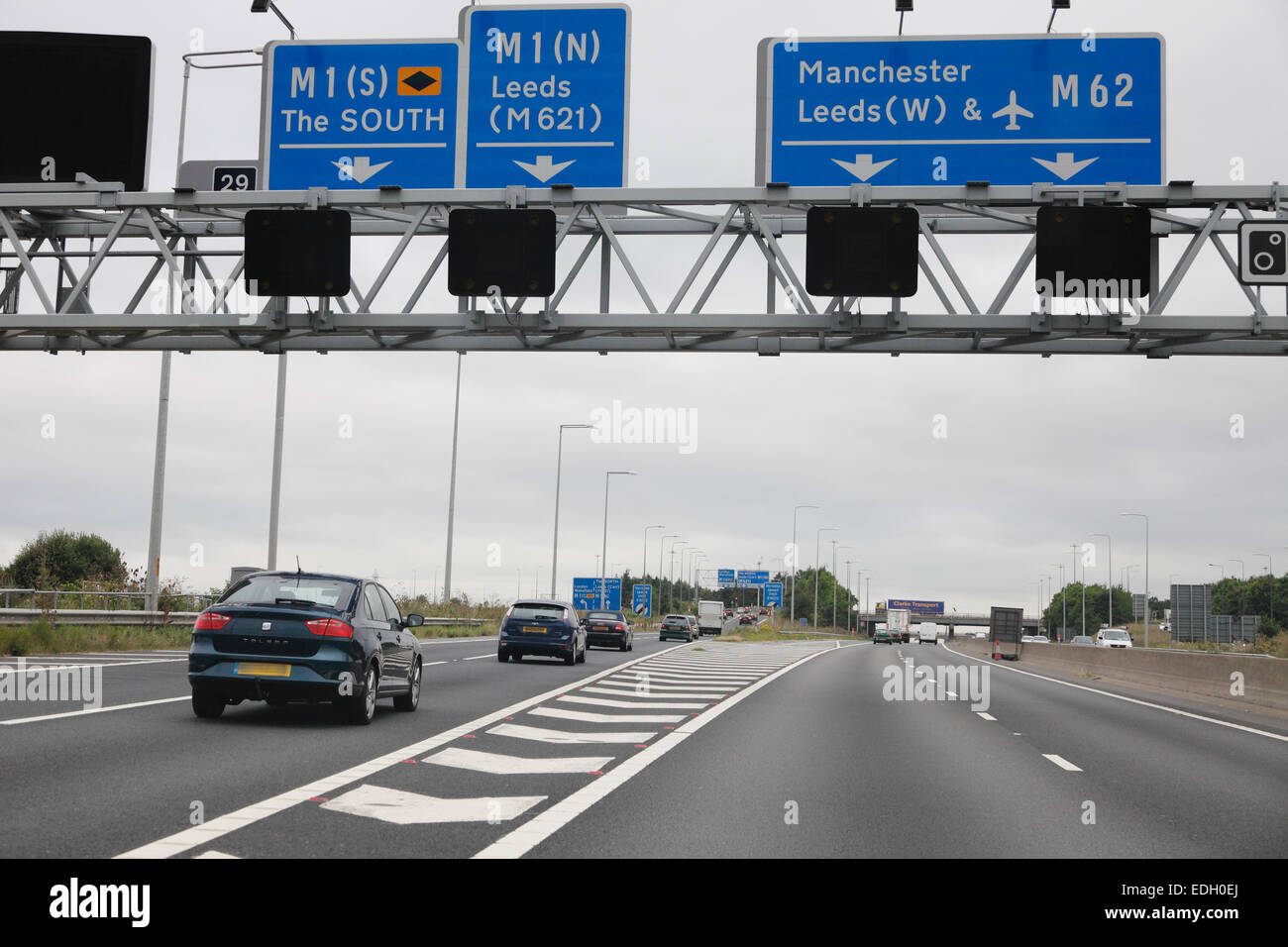 Wegweiser für Manchester und Leeds auf Autobahn M62 Stockfoto