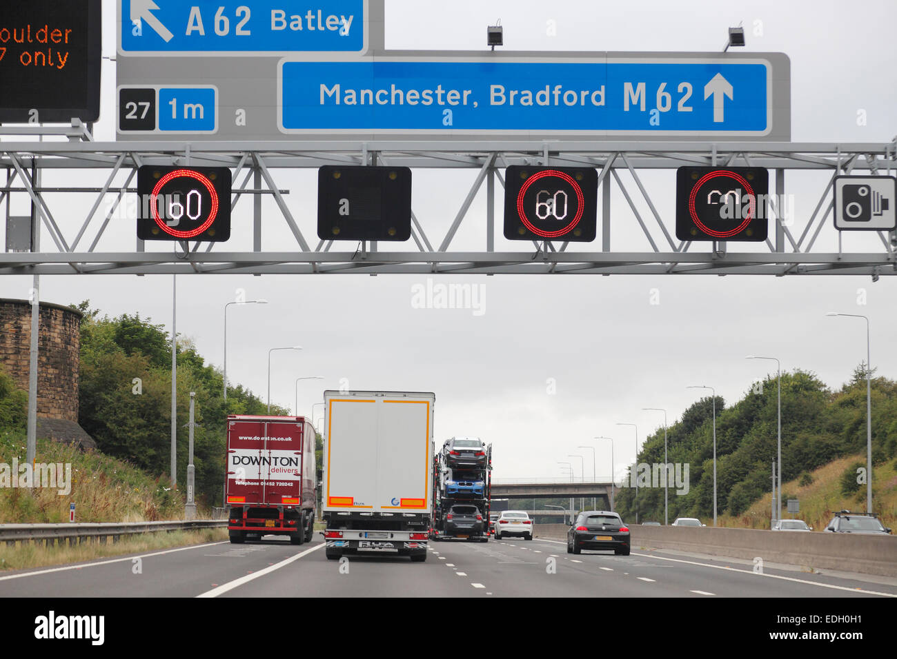 Wegweiser für Manchester und Bradford auf Autobahn M62 Stockfoto