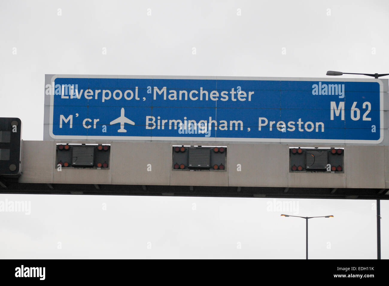 Wegweiser für Manchester, Liverpool, Birmingham und Preston auf Autobahn M62 Stockfoto