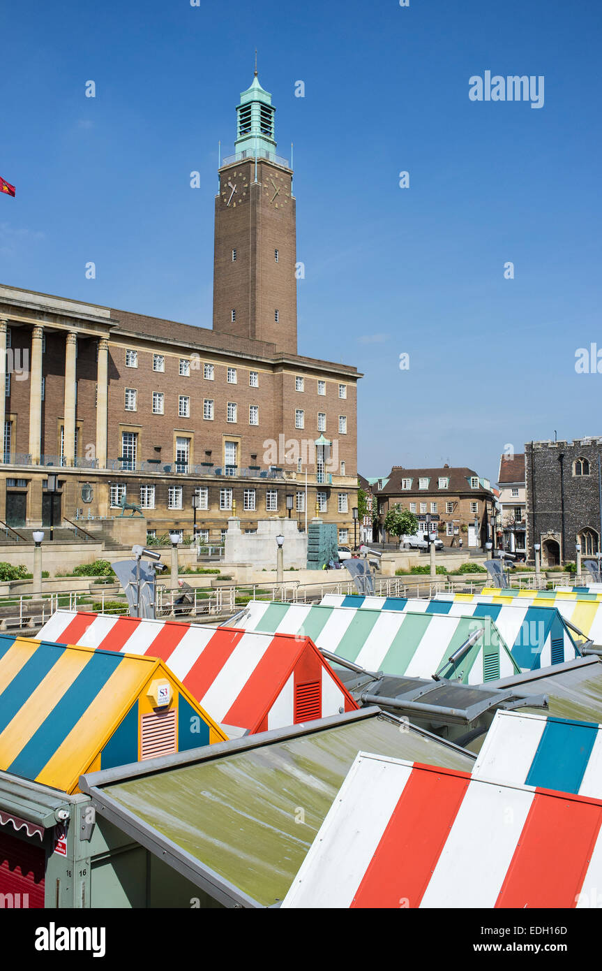 Norwich-Markt mit Rathaus Stockfoto