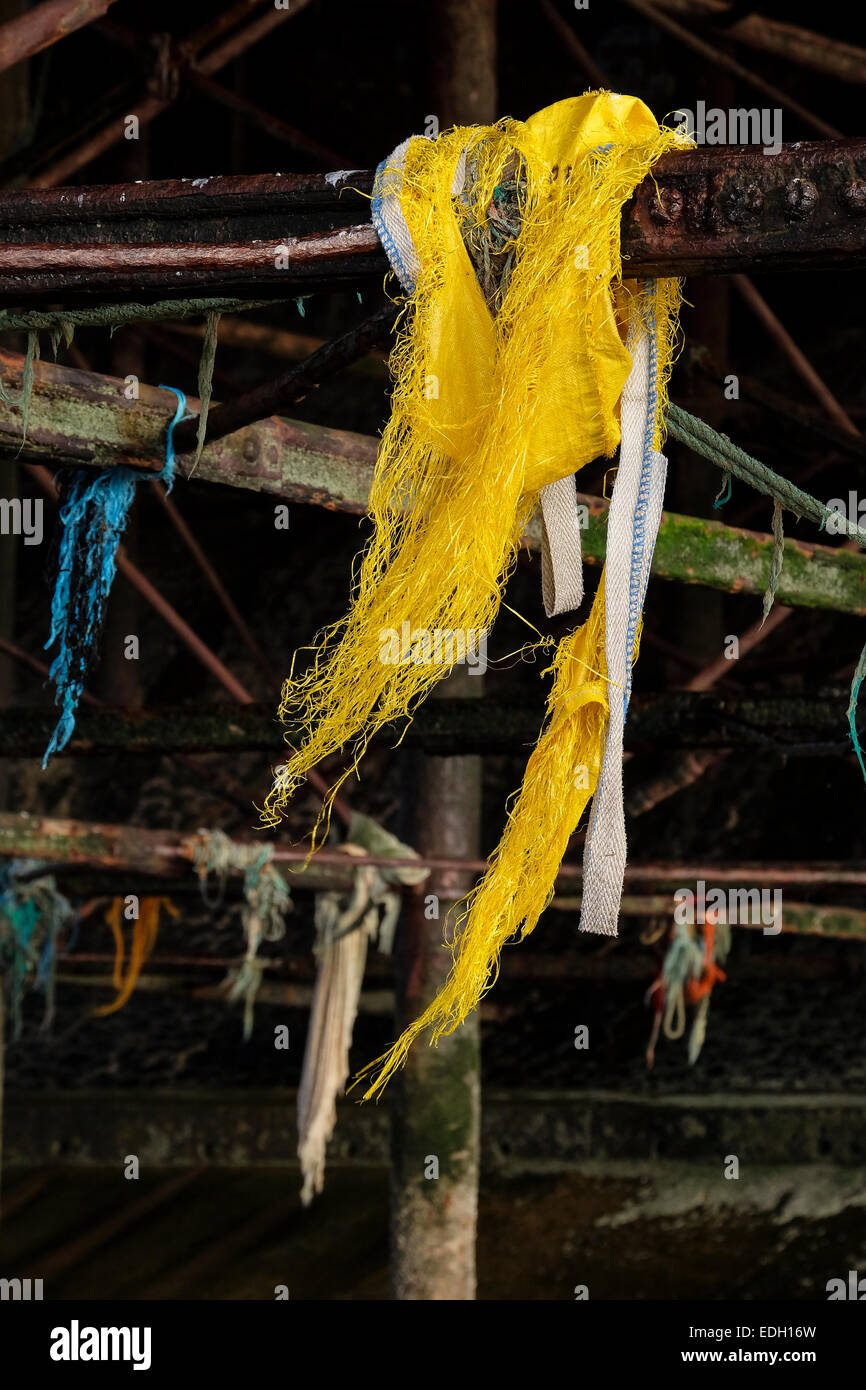Gelbe Nylon-Seil unter Blackpool Pier Stockfoto