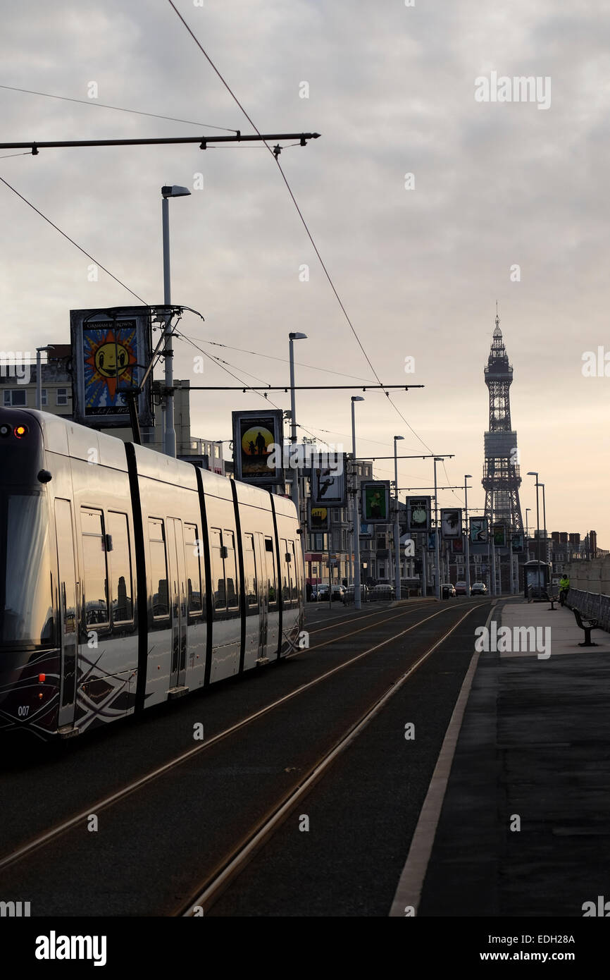 Moderne Straßenbahn Blackpool Promenade Stockfoto