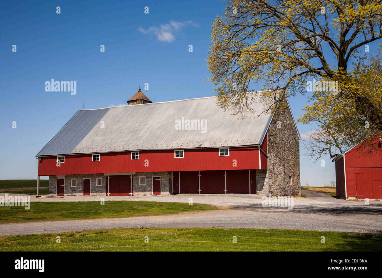 Historische Steinscheune und blauer Himmel Amish Farmszene im Amish, Lancaster County, Pennsylvania, Pennsylvania Bilder USA, US Spring Farming US American Stockfoto