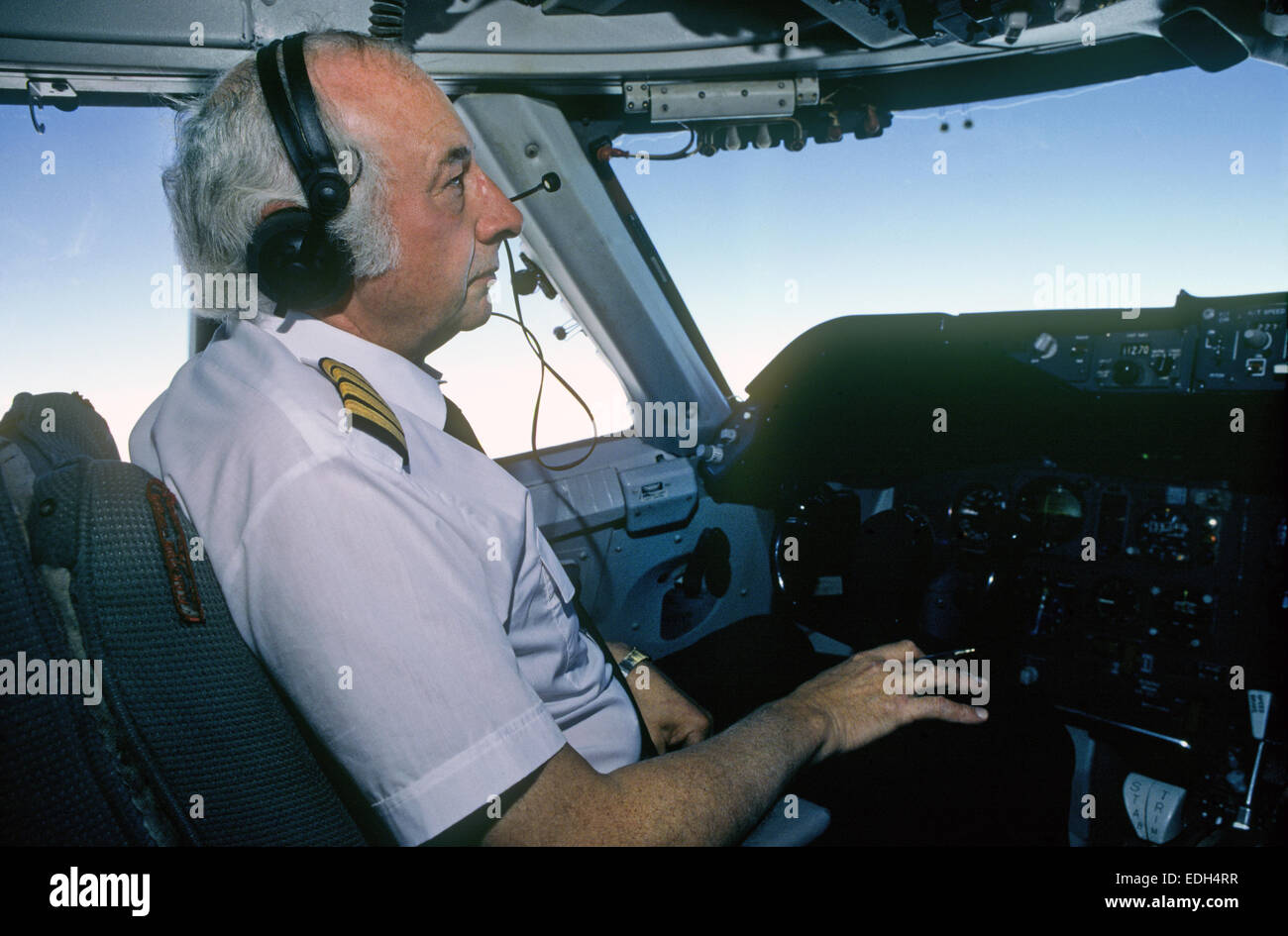 Der Kapitän einer Boing 767 im Cockpit als das Flugzeug fliegt eine Route nach Südamerika aus Miami, Florida Stockfoto