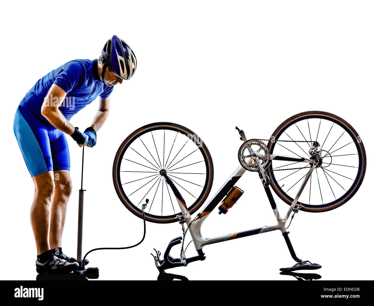 Radfahrer, die Reparatur Fahrrad Silhouette auf weißem Hintergrund Stockfoto
