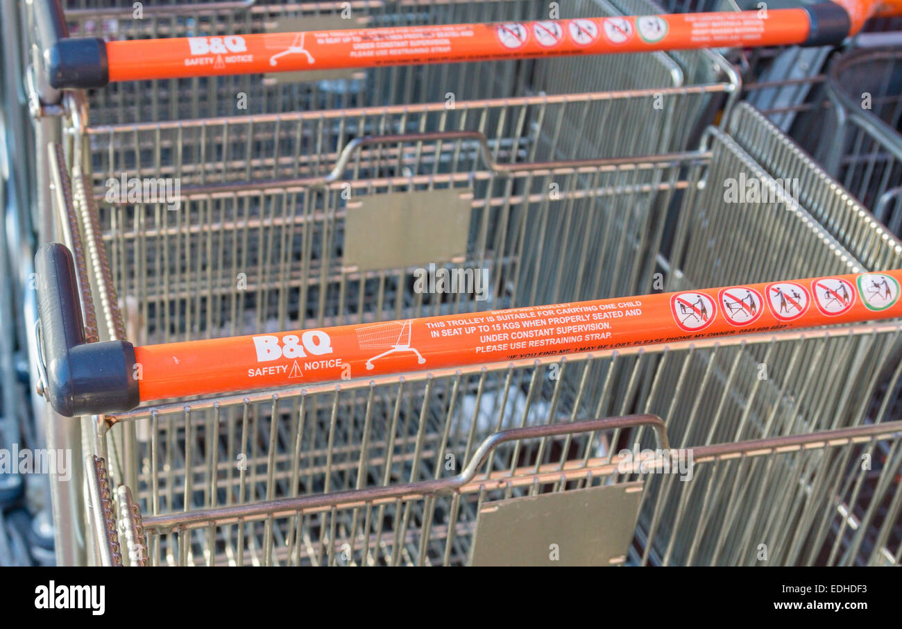 B & Q Shopping Trolley mit Gesundheits-und Sicherheitshinweise. Stockfoto