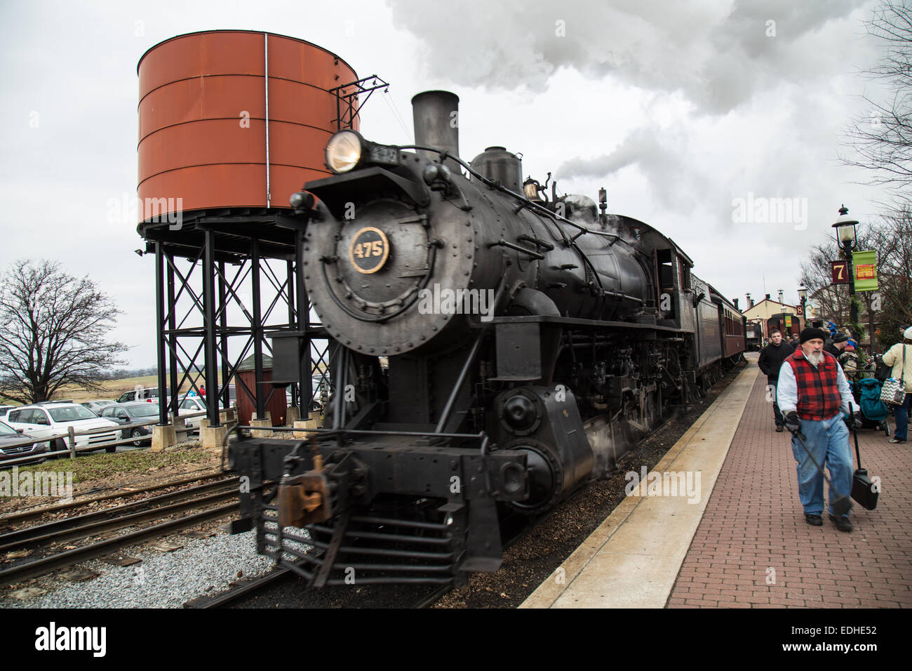 Eine dampfbetriebene Lokomotive kommt am Bahnhof Straßburg in Lancaster County, PA. Stockfoto