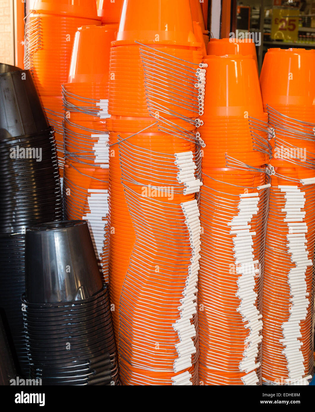 Große Haufen gestapelt orange und schwarz Eimer Stockfoto