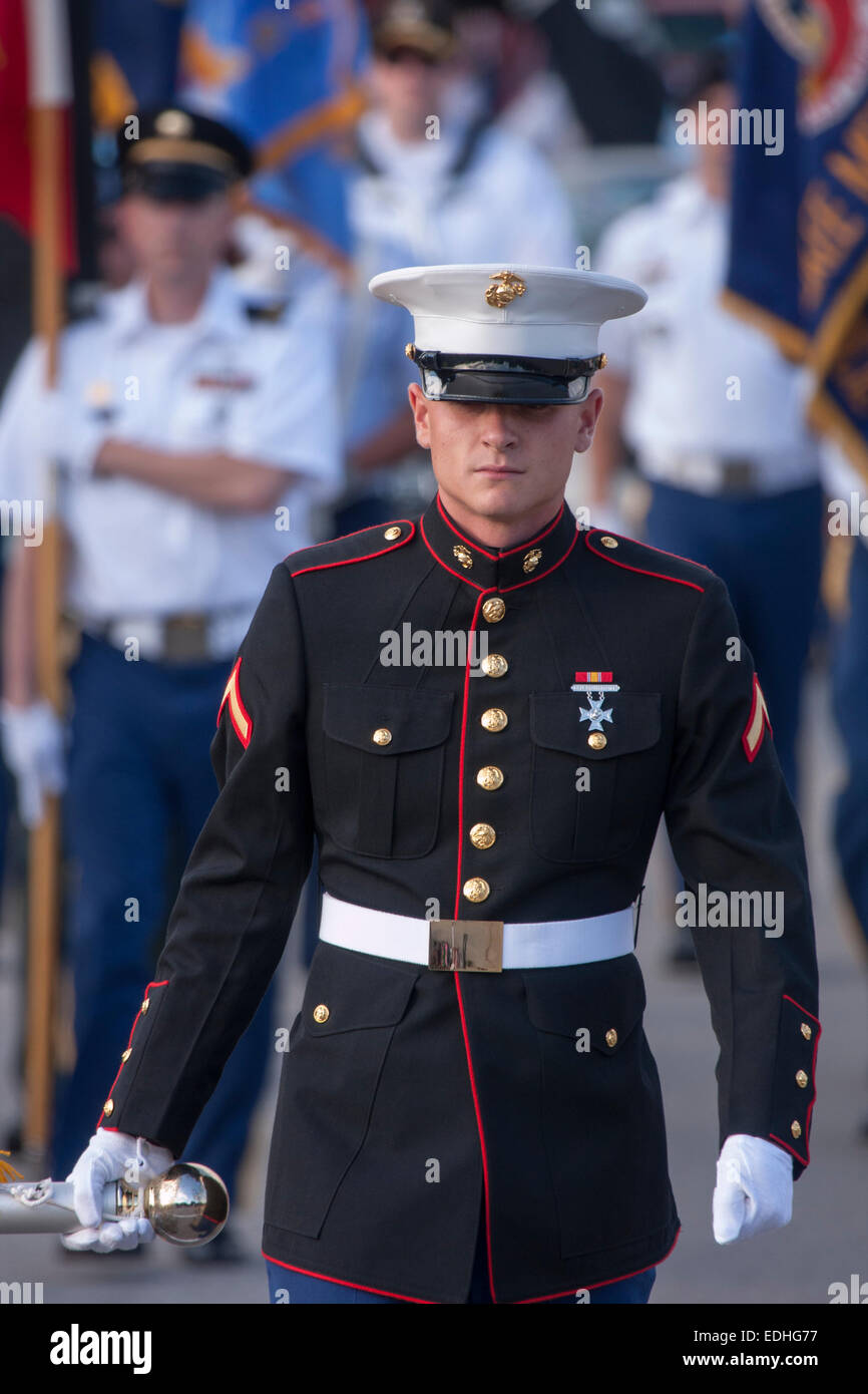 Ein Marine Soldaten zu Fuß in die Fourth Of July Unabhängigkeit Parade in Wisconsin Stockfoto