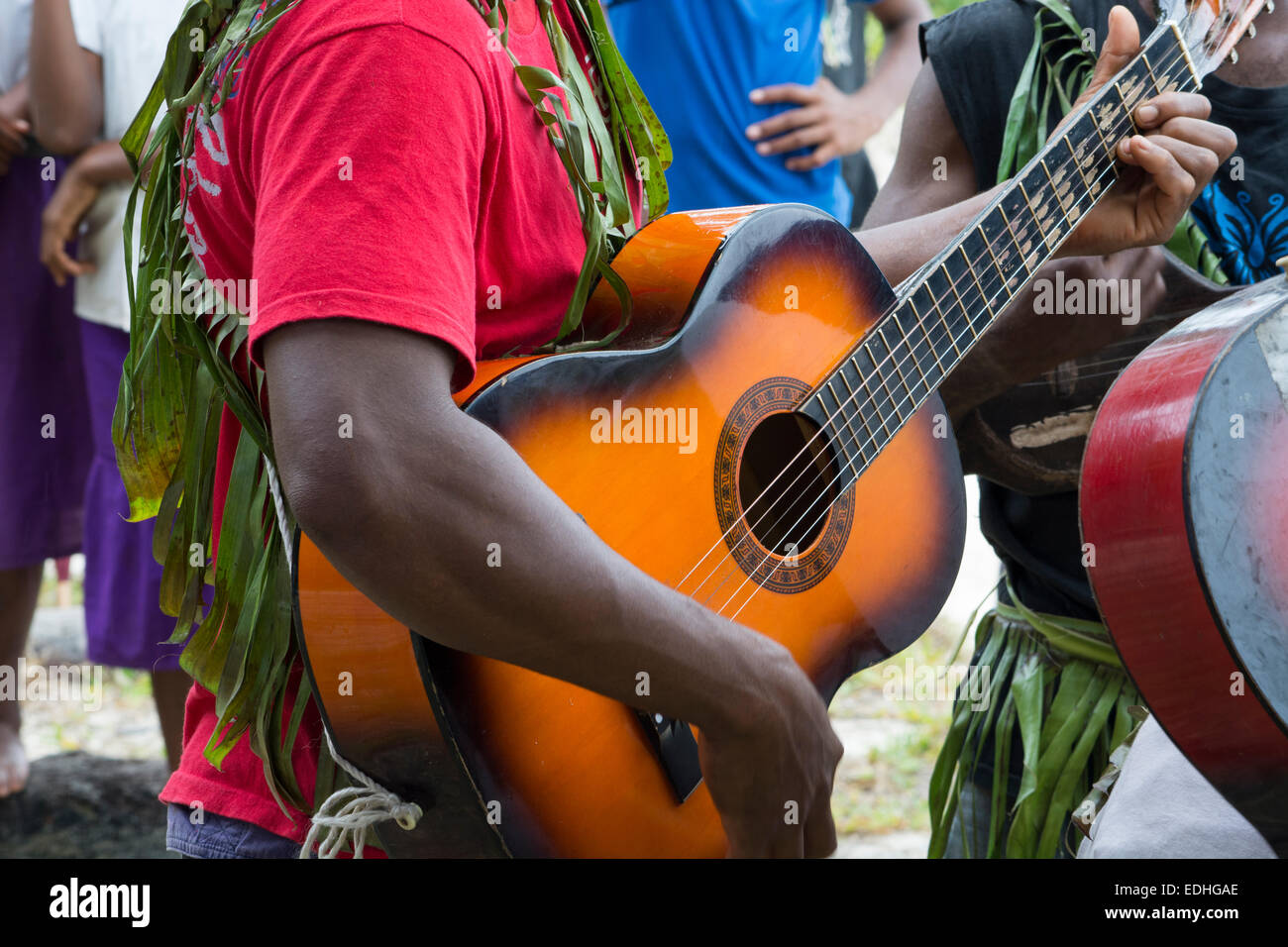 Republik von Vanuatu, Torres Inseln, Loh Insel. Dorfbewohner, die Musik auf der Gitarre zu spielen. Stockfoto