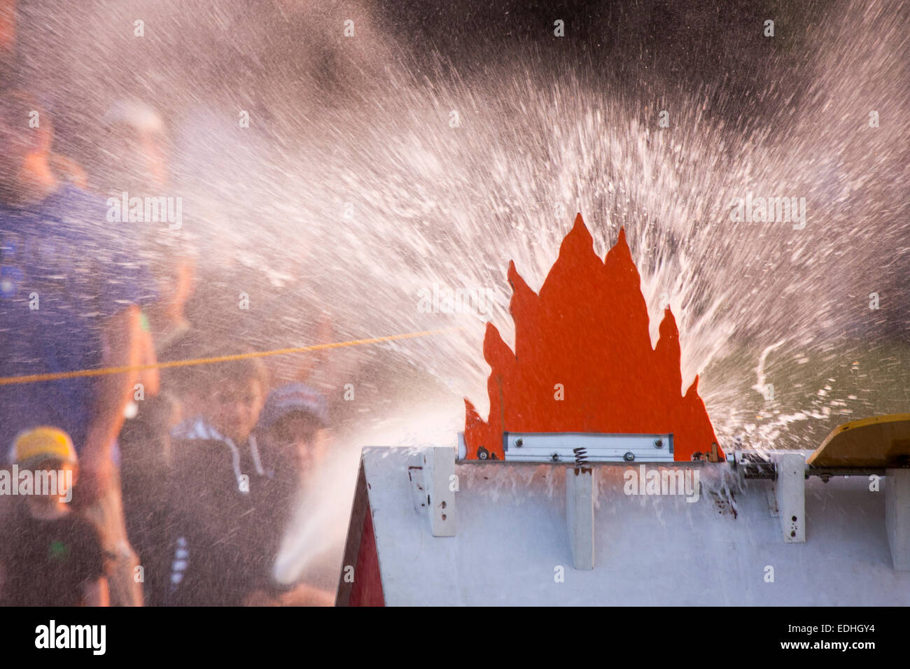 Holzerne Flammen Auf Eine Demonstration Haus Feuer Und Flamme Fur Kinder Mit Einem Schlauch Der Feuerwehr Zu Loschen Stockfotografie Alamy