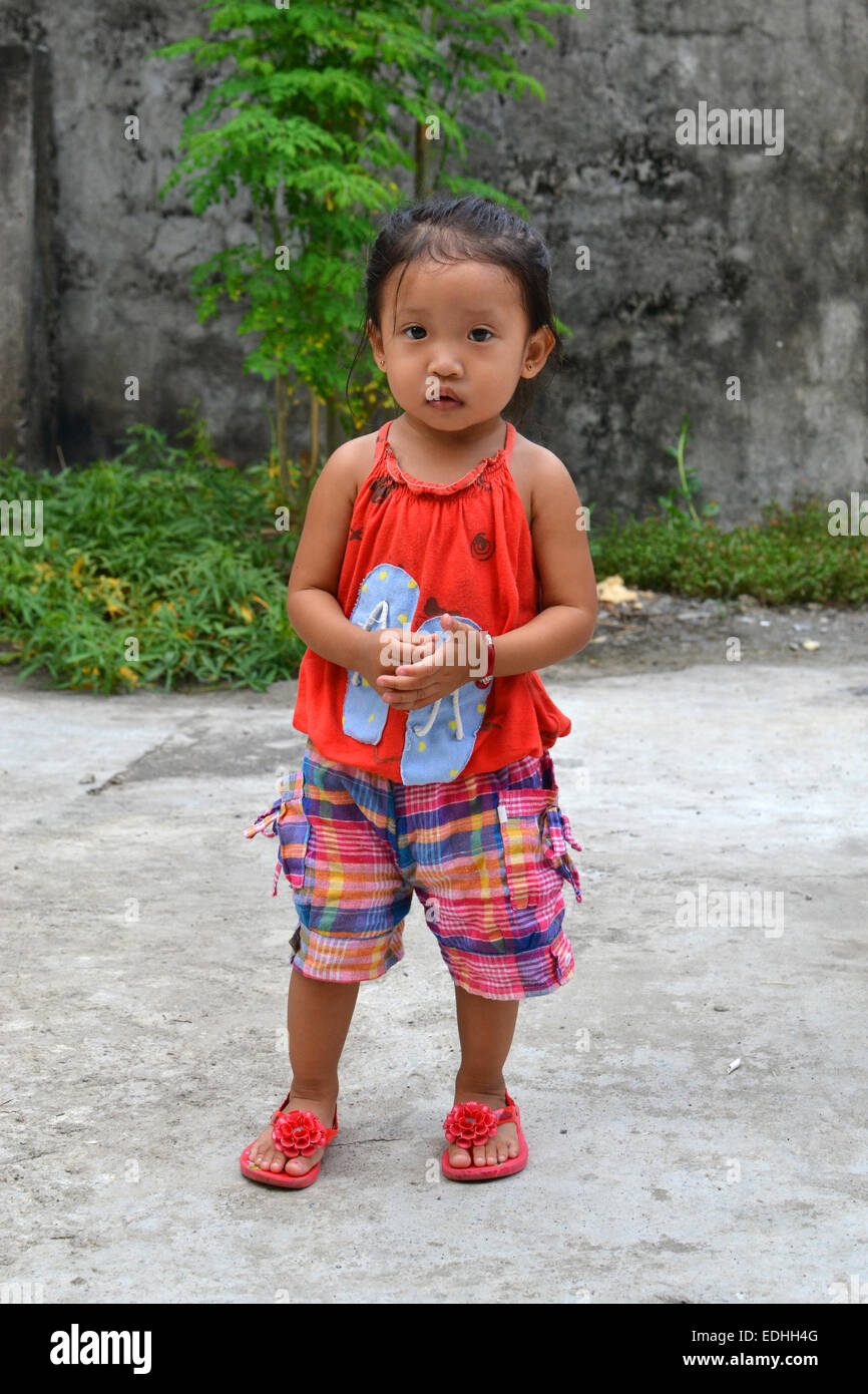Ein Ganzkörper-Porträt von schönen kleinen Asiatin mit unschuldigen Augen Stockfoto