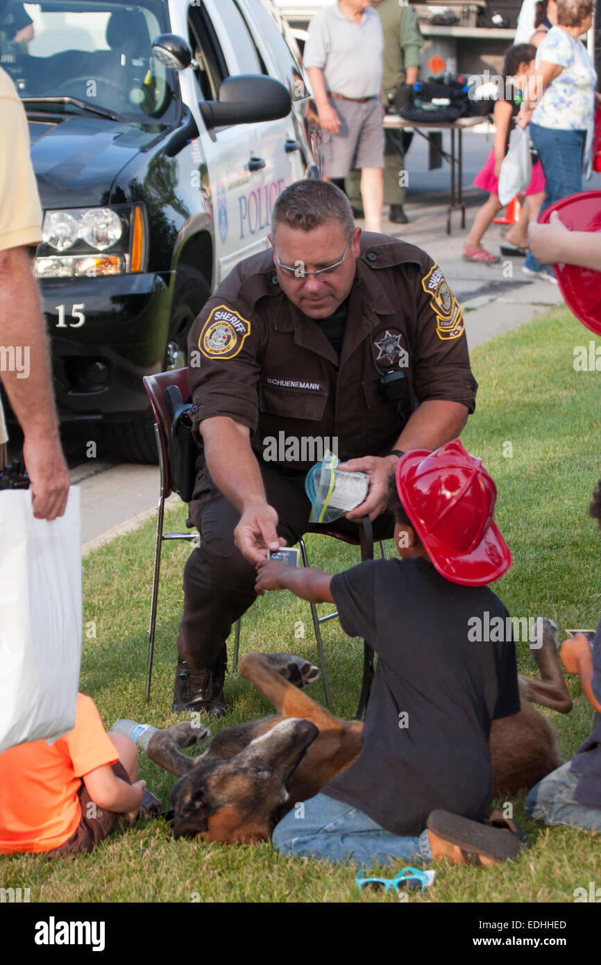 Waukesha County K-9 Sheriff Einheit im Gespräch mit einer Familie mit seinem Hund k-9 Stockfoto