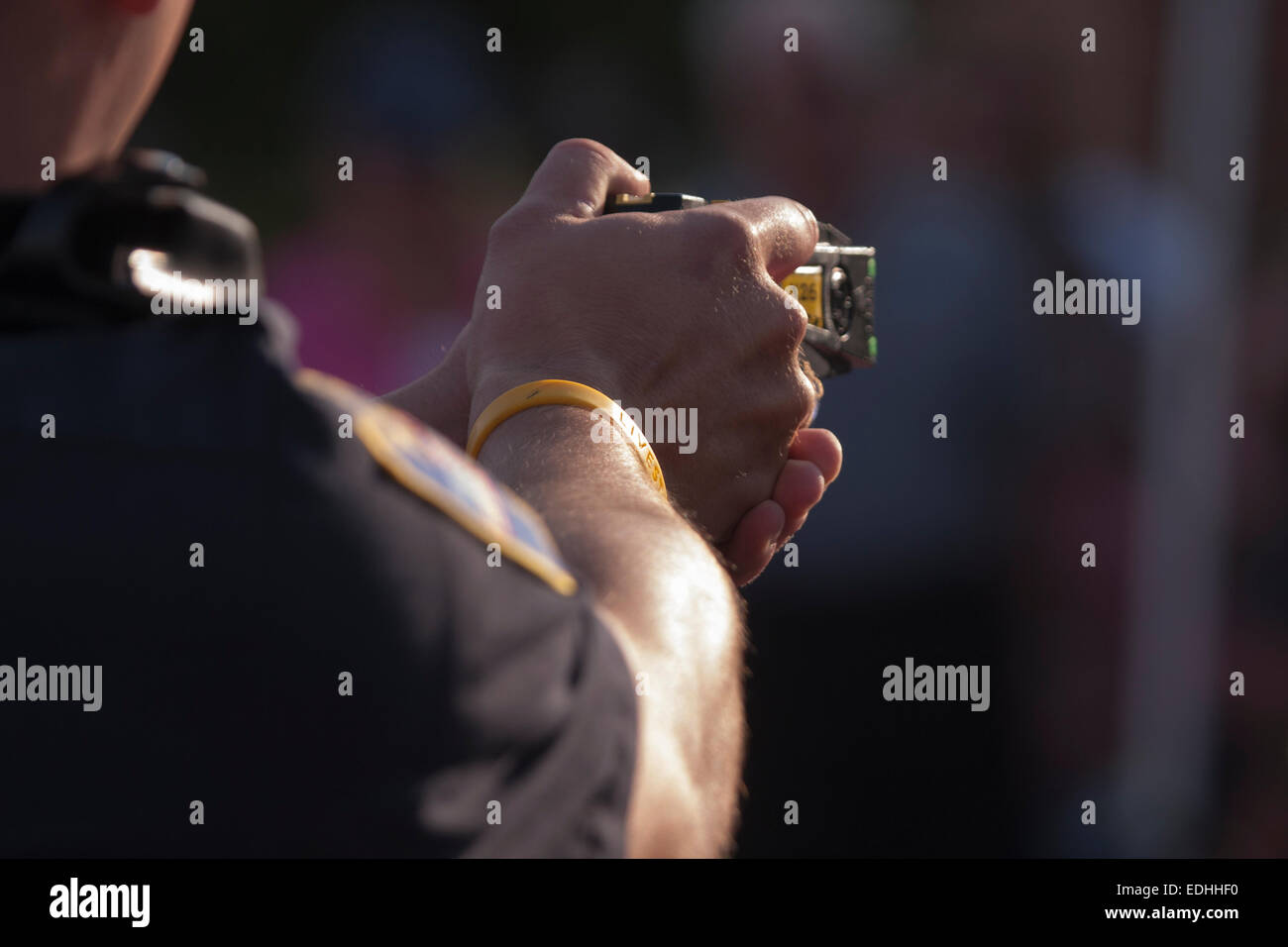 Germantown Polizist mit dem Ziel eines Taser auf einen Verdächtigen Stockfoto