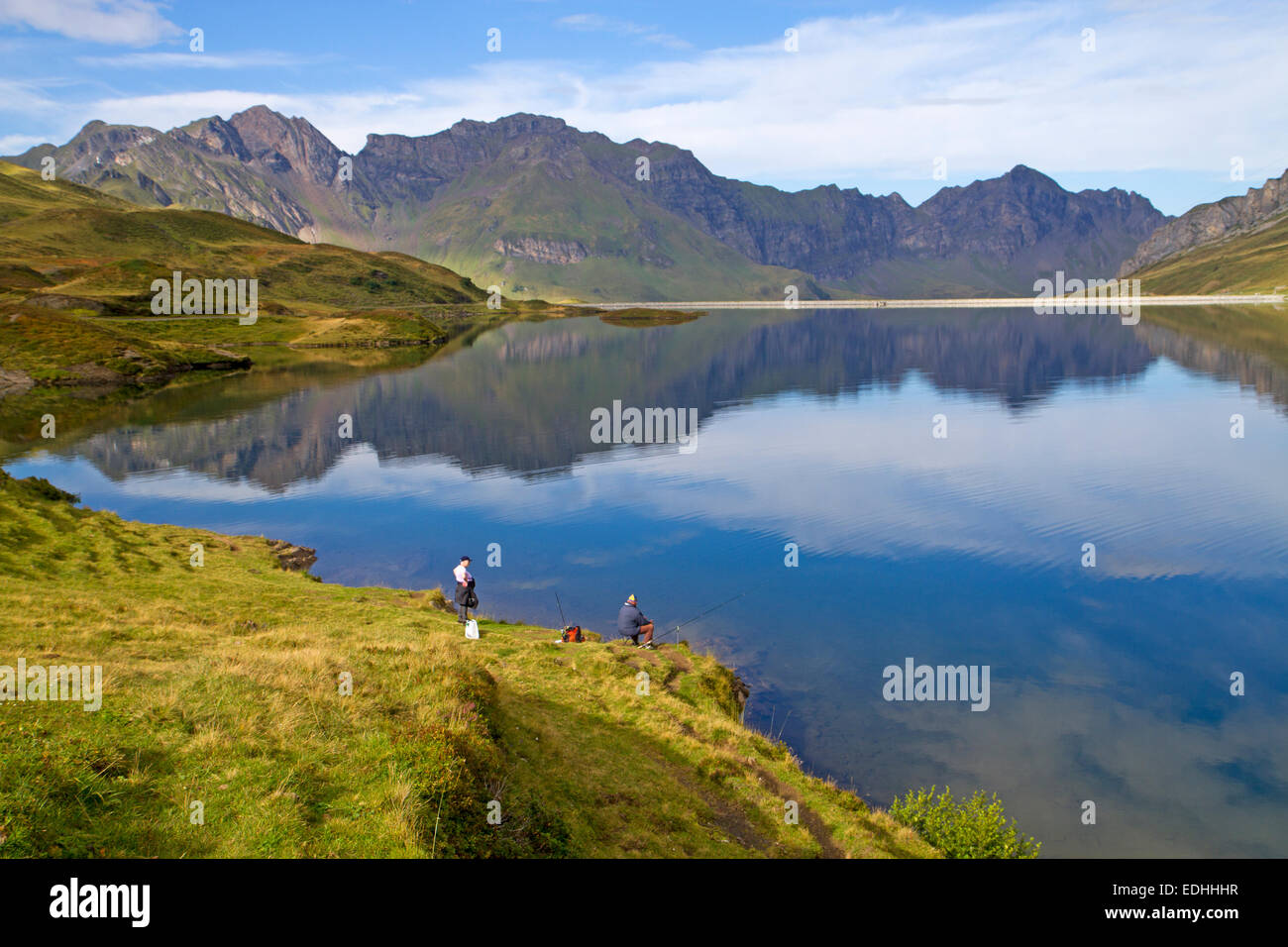 Angeln am Tannensee, ein hoher See in der Nähe von Jochpass in den Schweizer Alpen Stockfoto