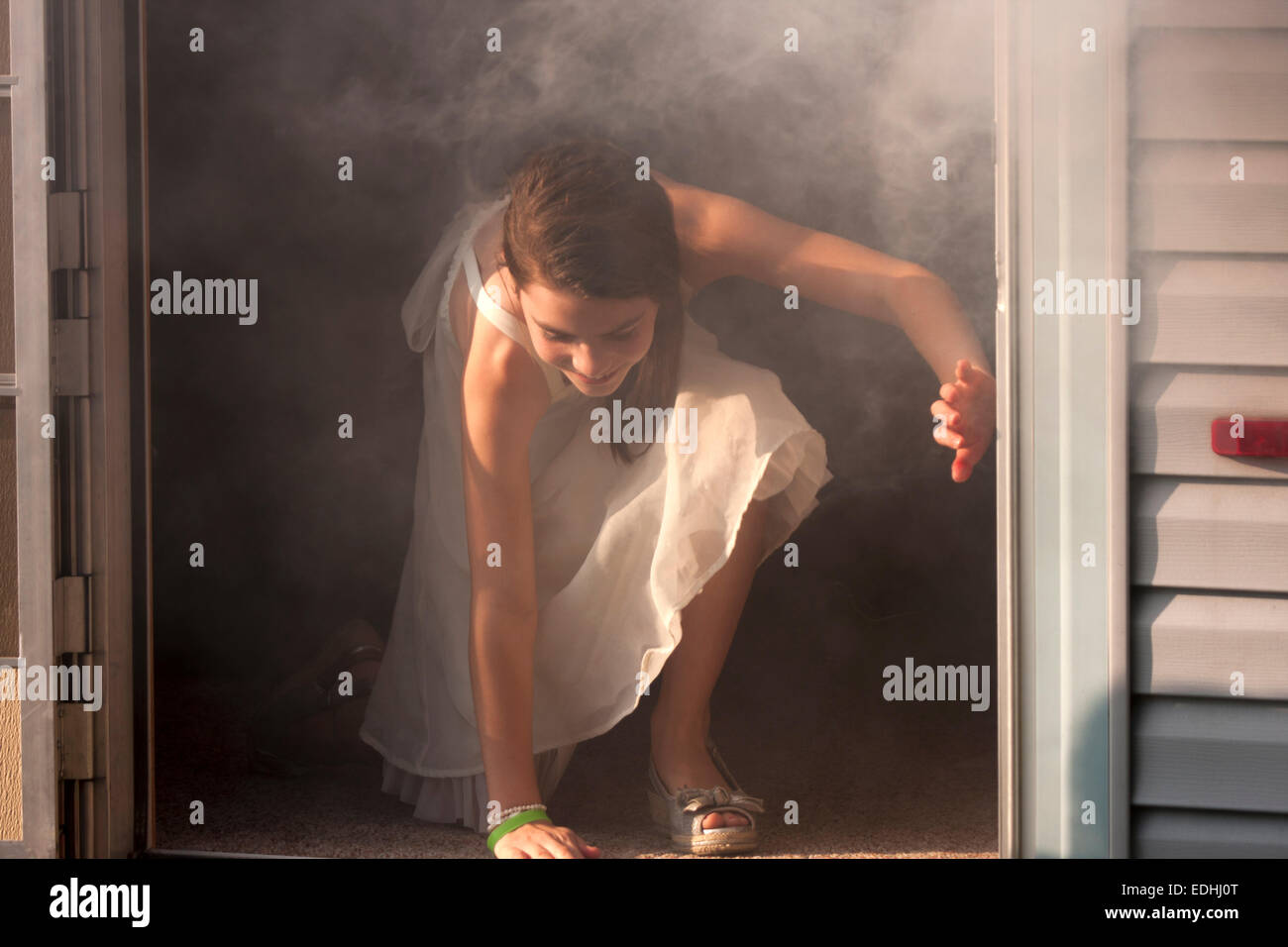 Eine Mädchen verlassen einen Rauch gefüllt überleben lebendig Anhänger Stockfoto