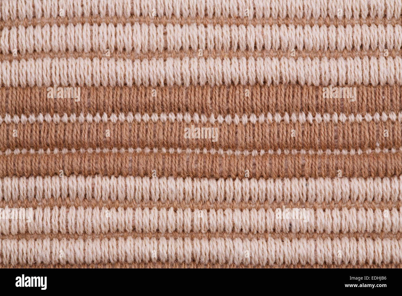 Braune und weiße gestrickte Tuch als Hintergrund. Stockfoto