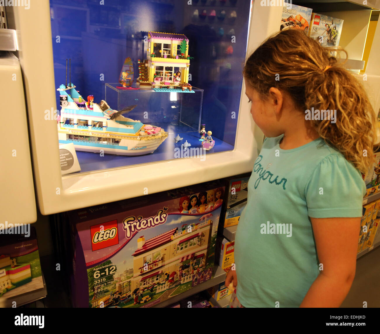Mission Viejo, Kalifornien, USA. 8. Juni 2014. Ein junges Mädchen schaut "Lego Friends" Modelle im Lego Store in Geschäften in Mission Viejo Mall. LEGO Freunde in Heartlake City ist ein Sortiment an die Lego Konstruktionsspielzeug wendet sich hauptsächlich an Mädchen. LEGO begann mit der Herstellung von ineinandergreifenden Spielzeug Ziegel im Jahr 1949. Seit damals hat eine globale Lego-Subkultur entwickelt, Filme, Spiele, Wettbewerbe und sechs thematischen Vergnügungsparks zu unterstützen. Ab dem Jahr 2013 waren rund 560 Milliarden Lego Teile produziert worden. © Ruaridh Stewart/ZUMA Wire/ZUMAPRESS.com/Alamy Live-Nachrichten Stockfoto