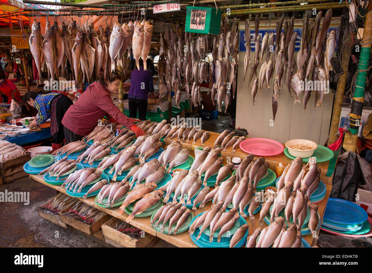 Frau verkaufen frischen Fisch am Jagalchi Fisch Markt, Busan, Republik Korea Stockfoto