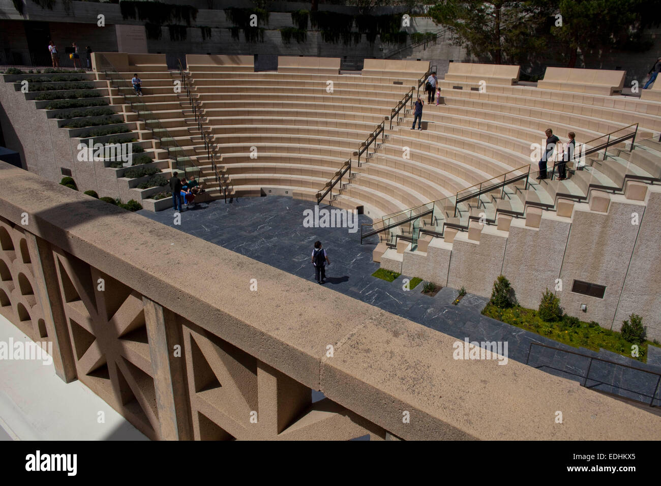 Pacific Palisades, Kalifornien, USA. 20. März 2014. Das römische Amphitheater. Die Getty Villa im Stadtteil Pacific Palisades, Los Angeles und ist ein Bildungszentrum und Museum widmet sich dem Studium der Kunst und Kulturen der antike Griechenland, Rom und Etrurien. Die Auflistung hat 44.000 griechischen, römischen und etruskischen Antiquitäten aus 6.500 v. Chr. bis 400 n. Chr.. Das Villa-Design inspirierte Villa der Papyri in Herculaneum, die auf halbem Weg den Hang des Vulkans Vesuv saß. In 79 n. Chr. der Ausbruch des Vesuvs alle Herculaneum mit etwa 30 m von vulkanischer Asche abgedeckt. (Cred Stockfoto