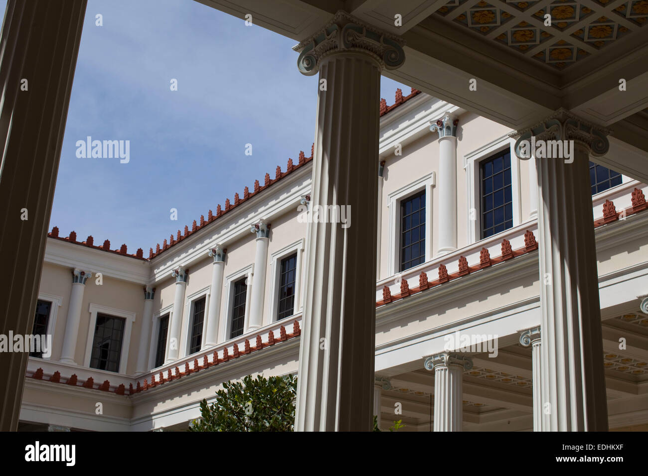 Pacific Palisades, Kalifornien, USA. 20. März 2014. Villa äußeren Hof. Die Getty Villa im Stadtteil Pacific Palisades, Los Angeles, ist ein Bildungs-Zentrum und Museum widmet sich dem Studium der Kunst und Kultur des antiken Griechenland, Rom und Etrurien. Die Auflistung hat 44.000 griechischen, römischen und etruskischen Antiquitäten aus 6.500 v. Chr. bis 400 n. Chr.. Das Villa-Design inspirierte Villa der Papyri in Herculaneum, die auf halbem Weg den Hang des Vulkans Vesuv saß. In 79 n. Chr. der Ausbruch des Vesuvs alle Herculaneum mit etwa 30 m von vulkanischer Asche abgedeckt. (Credit Stockfoto