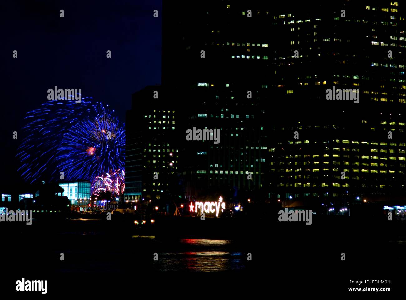 Macy's 4. Juli Feuerwerk mit New York: Atmosphäre wo: New York, Vereinigte Staaten von Amerika bei: 4. Juli 2014 Stockfoto