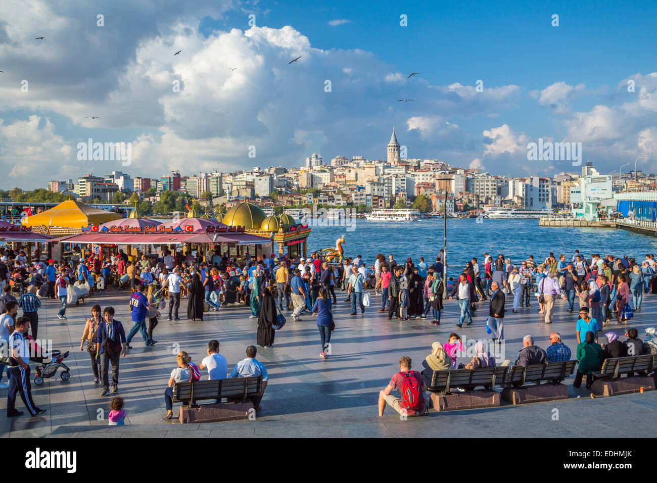Eminonu Pier schwimmenden Fisch-Restaurants in Istanbul, Türkei, Eurasien. Stockfoto