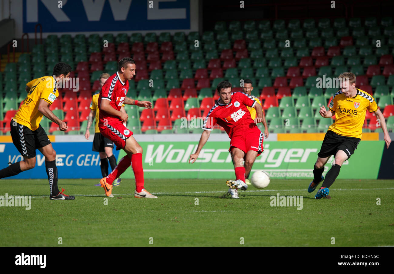 Sport, Fußball, Regionalliga West, 2014/2015, Rot Weiss Oberhausen vs. KFC Uerdingen 05 1:2, Stadion Niederrhein in Oberhausen, Szene des Spiels, v.l.n.r.: Seyhmus Atug (KFC), David Jansen (RWO), Alexander Scheelen (RWO), Sebastian Hirsch (KFC) Stockfoto