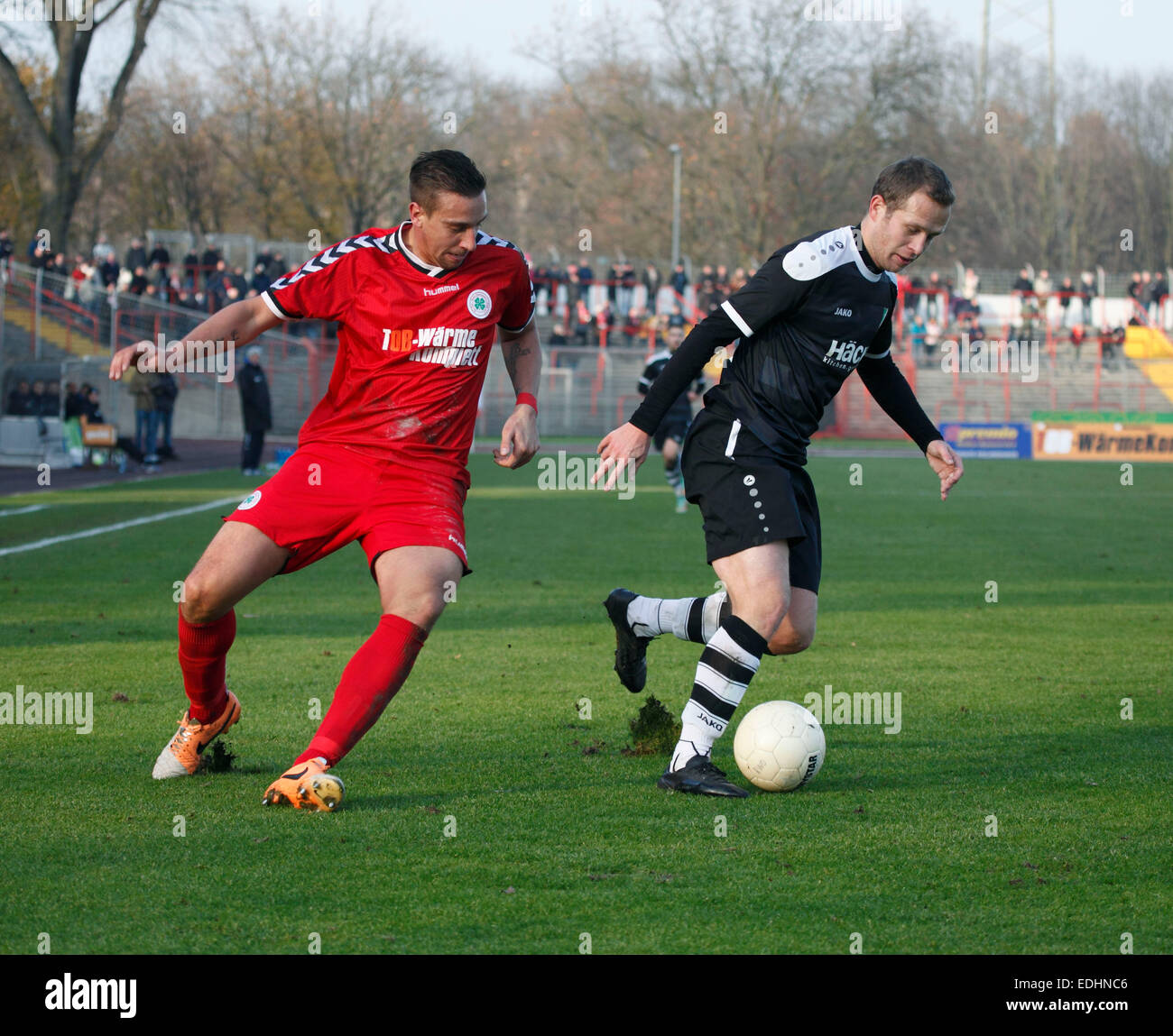 Sport, Fußball, Regional Liga West, 2014/2015, Rot Weiss Oberhausen gegen  SV Roedinghausen 3:1, Stadion Niederrhein in Oberhausen, Szene des Spiels,  Andreas Saur (SVR) in Ballbesitz, verließ David Jansen (RWO Stockfotografie  - Alamy