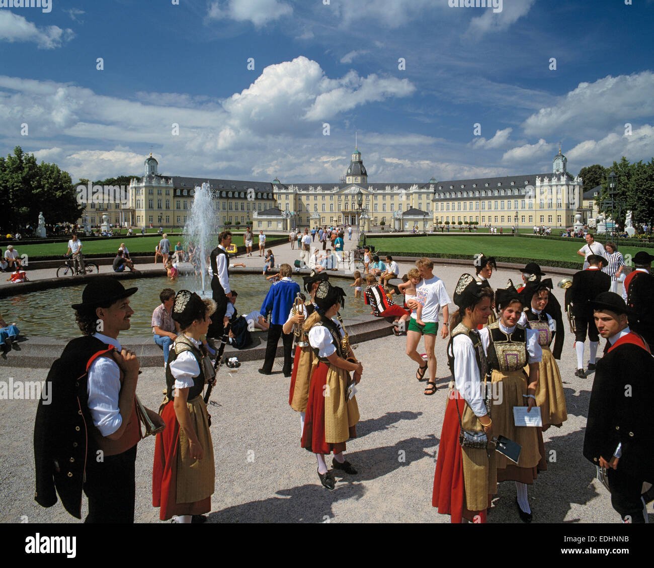 D-Karlsruhe, Rhein, Oberrhein, Nordschwarzwald, Schwarzwald, Baden-Württemberg, Schloss Karlsruhe, Residenz, Schlossgarten, Barock, Brunnen, Festival mit Trachten, Menschen, heute staatliche Museum Baden und Teil des Bundesverfassungsgerichts Stockfoto