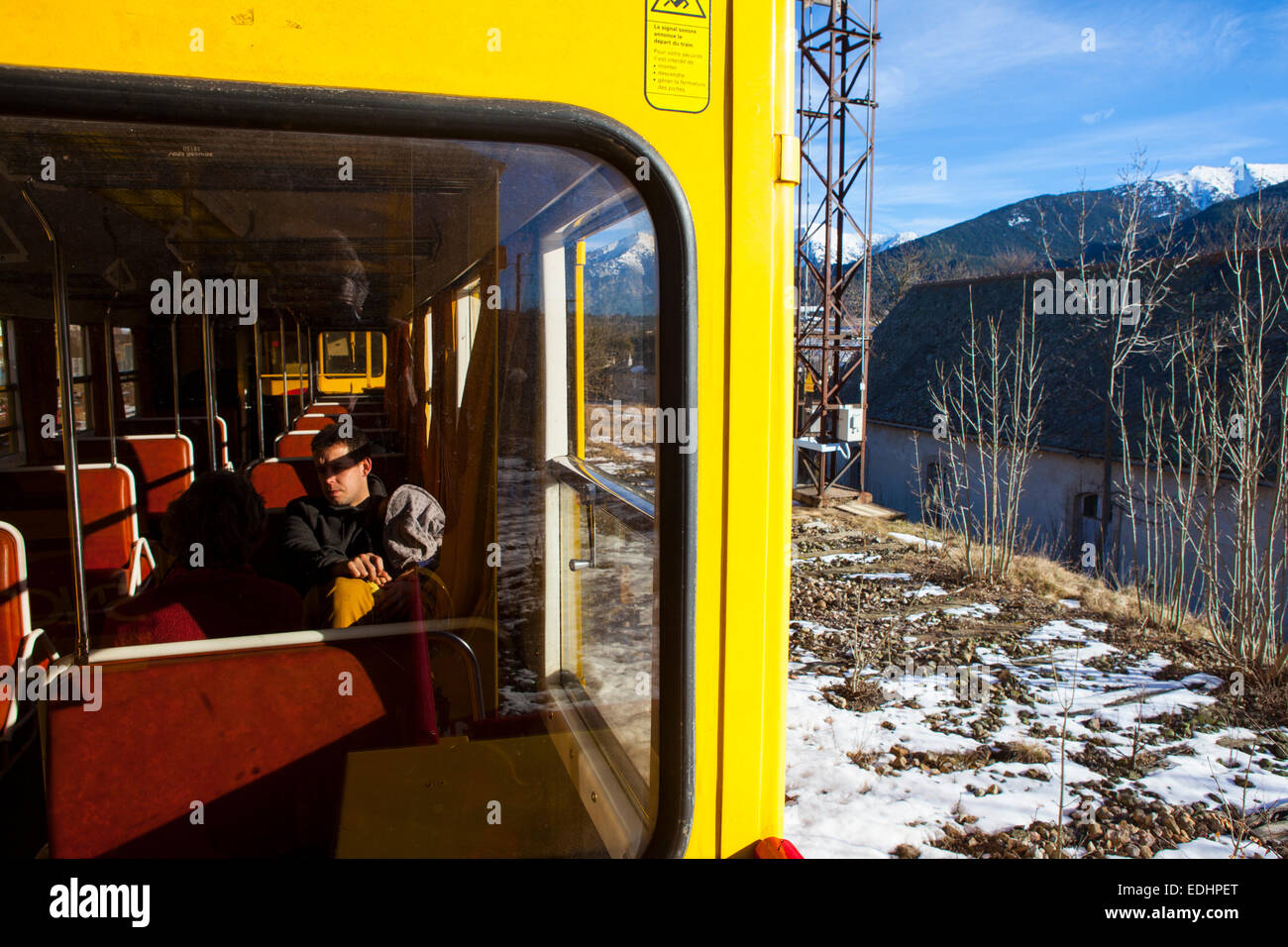 Passagier auf dem Train Jaune, gelber Zug, Canari oder Ligne de Cerdagne im Mont-Louis - La Cabanasse Bahnhof. Stockfoto