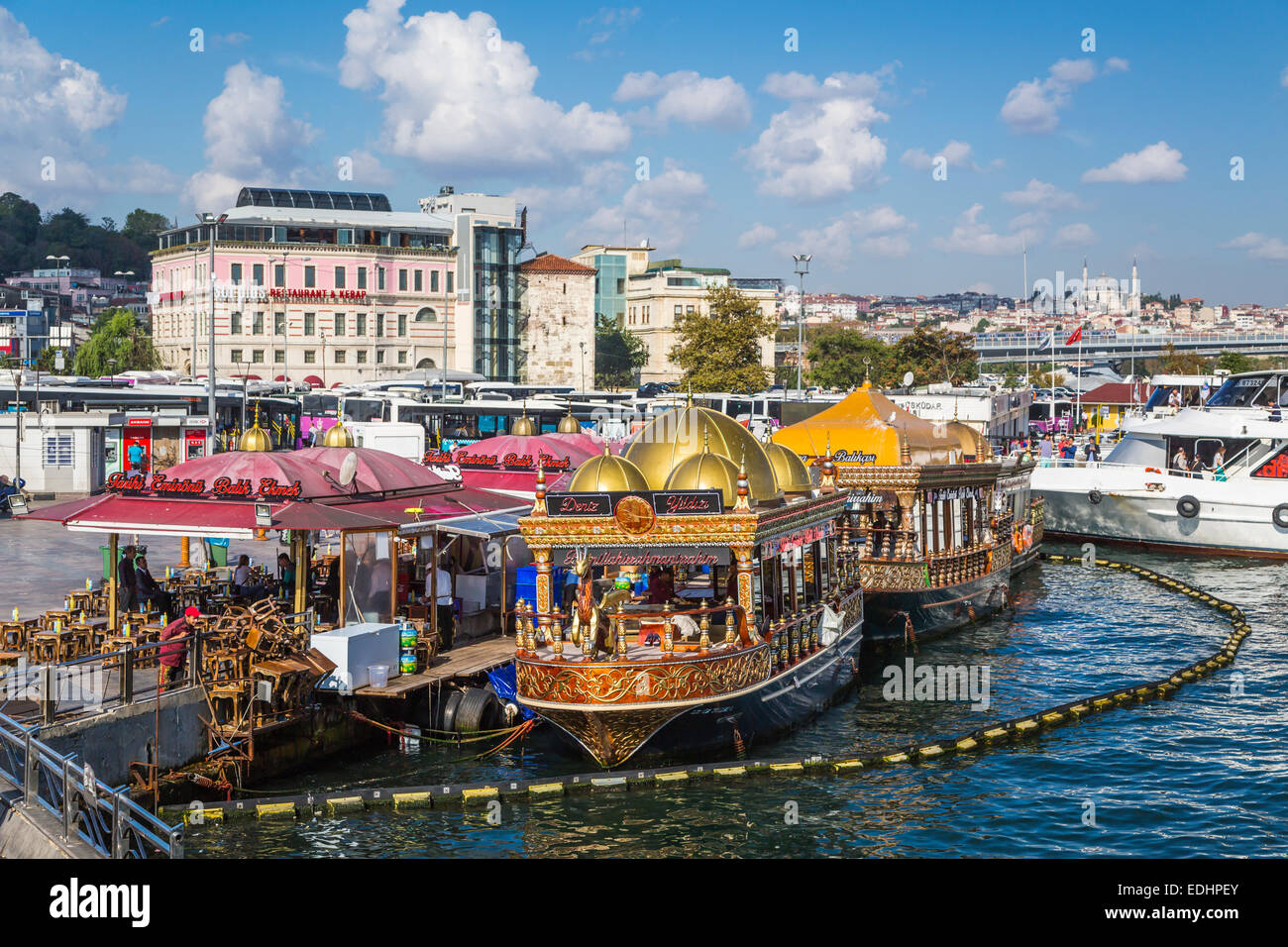 Eminonu Pier schwimmenden Fisch-Restaurants am Fuße der Galata-Brücke in Istanbul, Türkei, Eurasien. Stockfoto