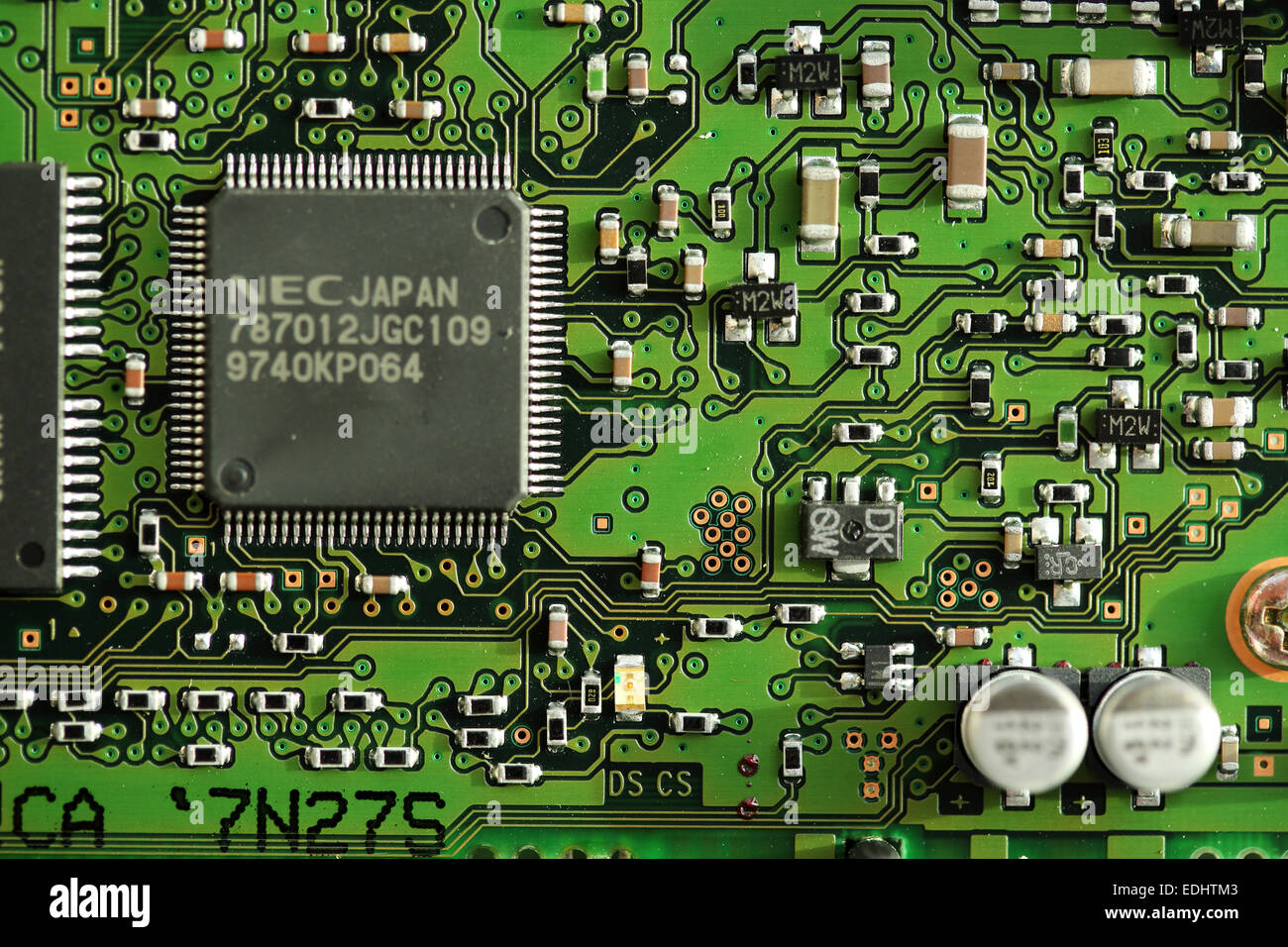 Eine Platine mit Mikrochips. Die integrierte Schaltung kommt von einem Computer. Stockfoto