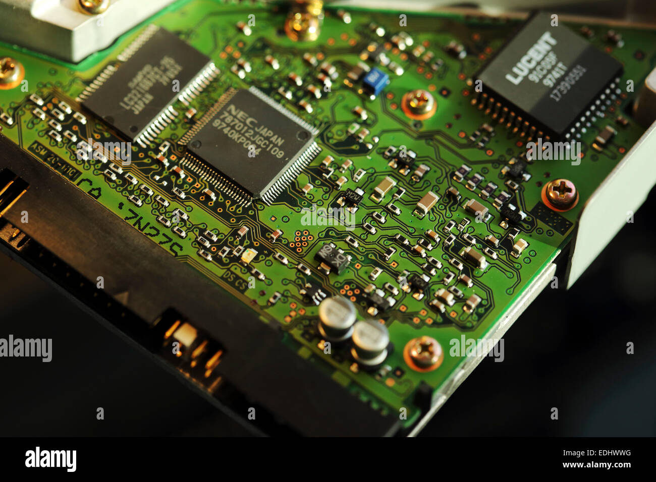 Eine Platine mit Mikrochips. Die integrierte Schaltung kommt von einem Computer. Stockfoto