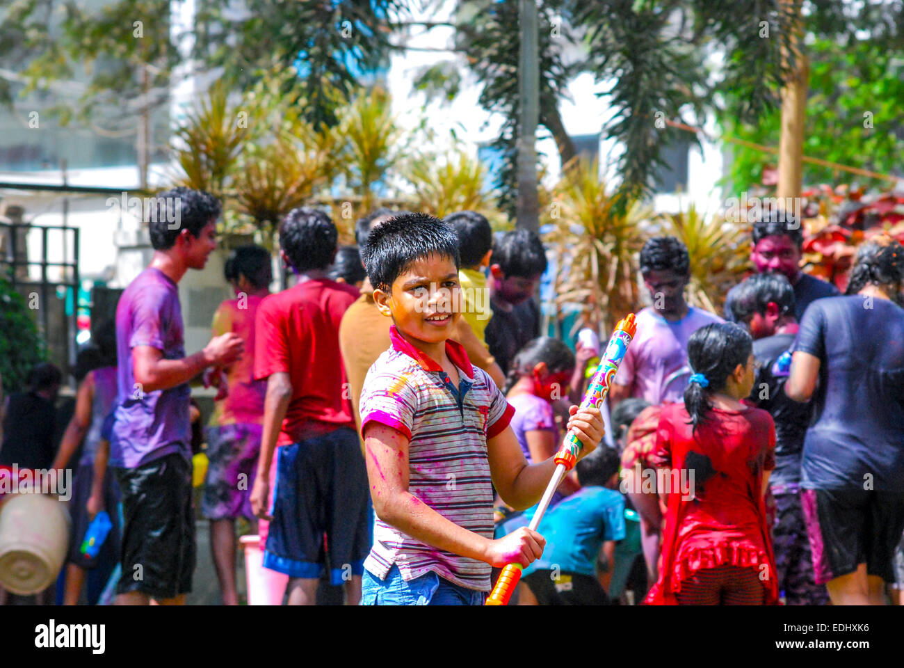 Gruppe von Menschen spielen mit Pulver Farben & Wasser während das hinduistische Frühlingsfest Holi auch bekannt als ein Fest der Farben. Stockfoto