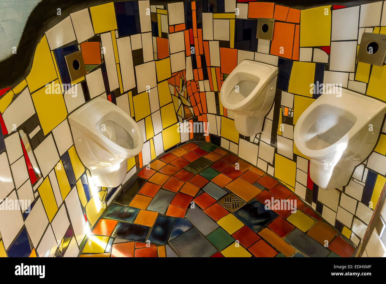 Urinale in der Herren Zimmer im Kunsthaus Abensberg von Peter Pelikan, Ausstellungshalle Friedensreich Hundertwasser auf der Stockfoto