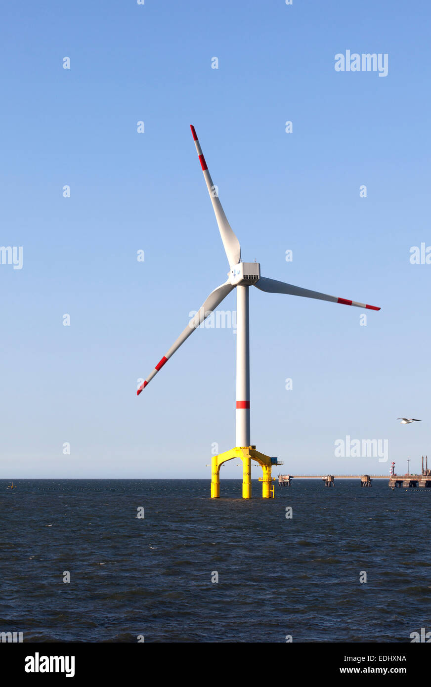 Offshore-Windkraftwerk in der Nordsee, in der Nähe von Wilhelmshaven, Niedersachsen, Deutschland Stockfoto