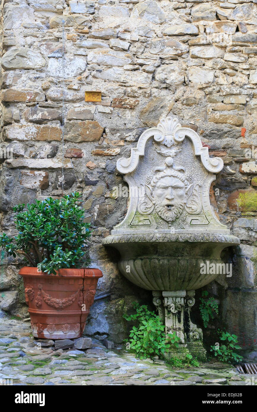 Brunnen und ein Terrakotta-Blumentopf, mittelalterliche Dorf von Dolceaqua, Provinz Imperia, Ligurien, italienische Riviera, Italien Stockfoto