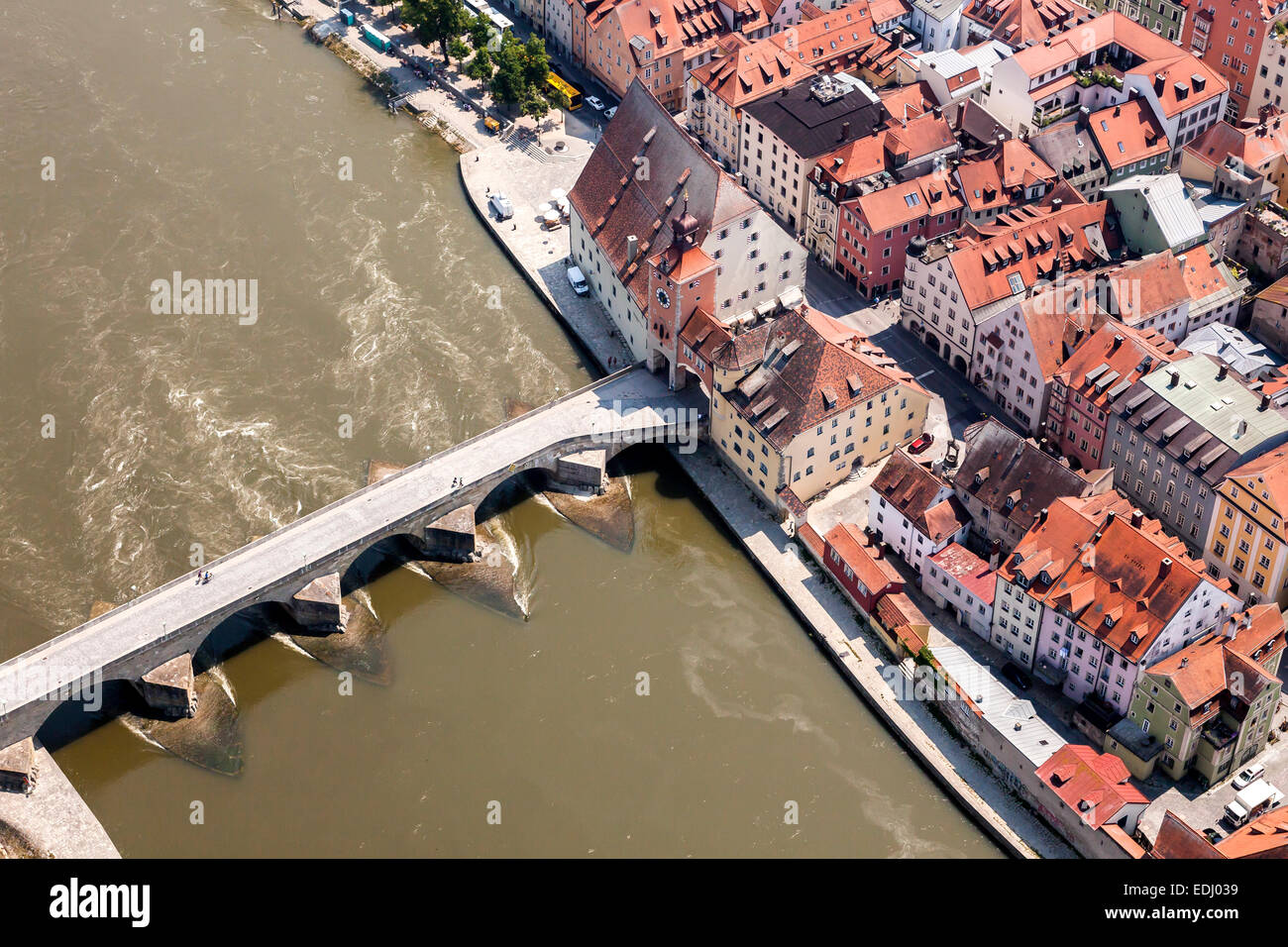 Luftaufnahme, Altstadt mit der Steinernen Brücke Brücke über die Donau, Brückentor Brücke Tor und der Salzstadl, Regensburg Stockfoto