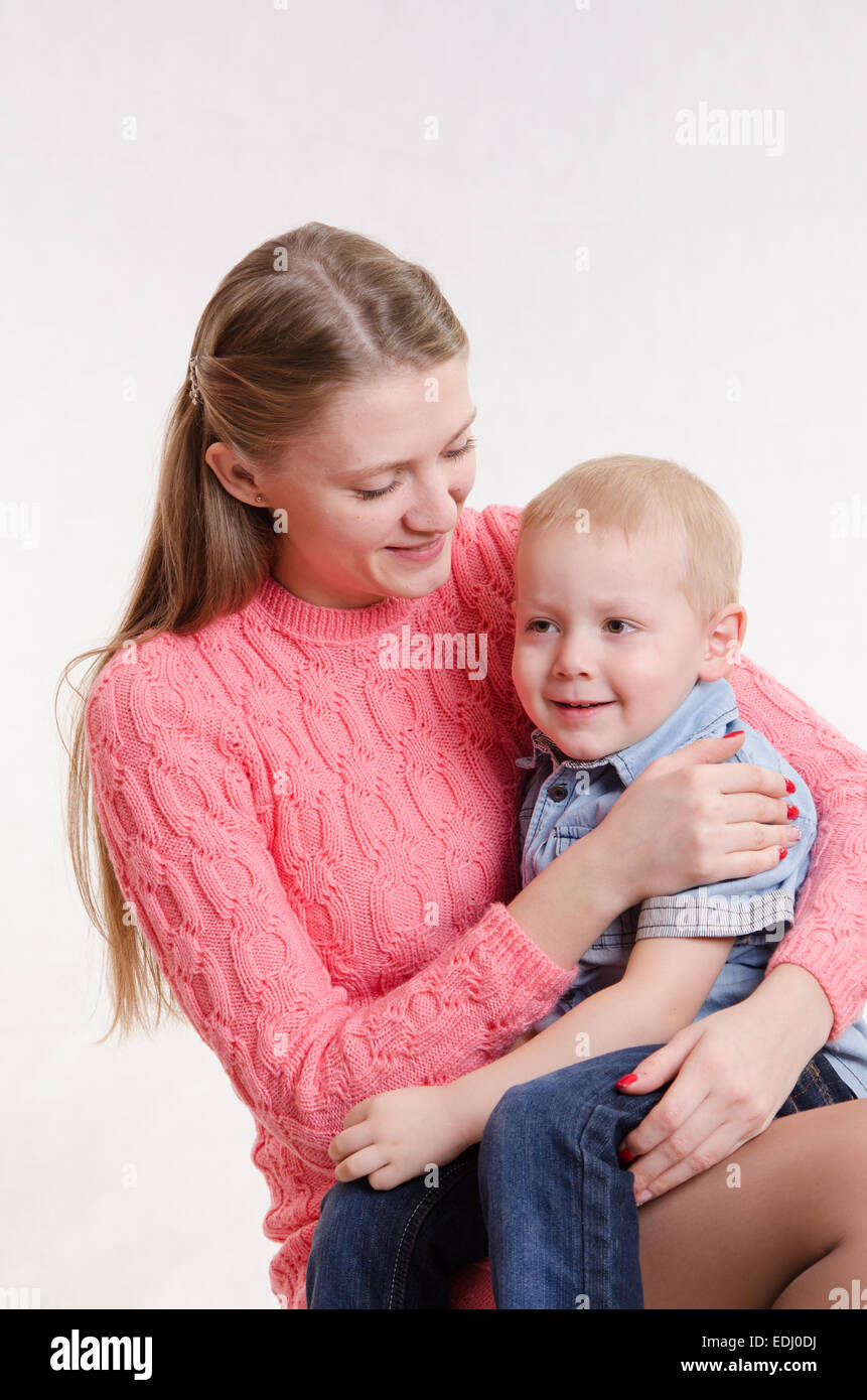 Sitzt auf dem Schoß eines jungen schönen Mädchens ihr drei Jahre alten Sohn Stockfoto